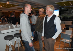 Johan Langelaan van Maarel Orchids in gesprek met één van de spreker die avond, Peter van Weel. Peter is jarenlang werkzaam geweest bij de Wageningen Universiteit als onderzoeker en is tegenwoordig met pensioen. Nu heeft hij een bedrijf opgestart om kwekers te helpen en informeren als ze vragen hebben over teelttechnische zaken.